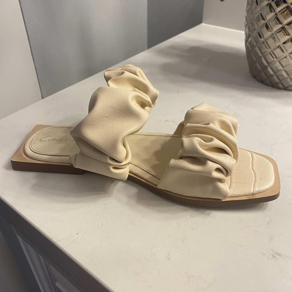 Circus flip flops size 6